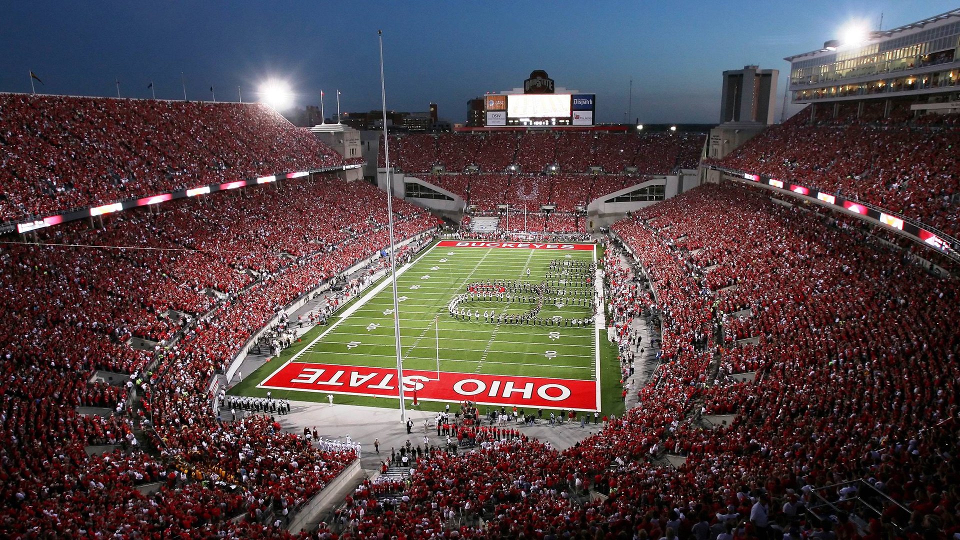 国足球迷助威现场氛围热烈，国足助威球衣